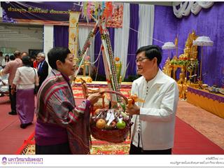 คณะผู้บริหารพร้อมด้วยบุคลากร,คณะรัฐศาสตร์และสังคมศาสตร์,มหาวิทยาลัยพะเยา,มอบกระเช้าผลไม้ของขวัญในเทศกาลปีใหม่