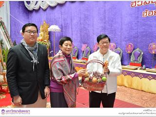 คณะผู้บริหารพร้อมด้วยบุคลากร,คณะรัฐศาสตร์และสังคมศาสตร์,มหาวิทยาลัยพะเยา,มอบกระเช้าผลไม้ของขวัญในเทศกาลปีใหม่