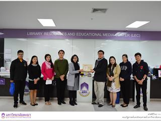 คณะผู้บริหารพร้อมด้วยบุคลากร,คณะรัฐศาสตร์และสังคมศาสตร์,มหาวิทยาลัยพะเยา,มอบกระเช้าผลไม้ของขวัญในเทศกาลปีใหม่