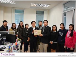 คณะผู้บริหารพร้อมด้วยบุคลากร,คณะรัฐศาสตร์และสังคมศาสตร์,มหาวิทยาลัยพะเยา,มอบกระเช้าผลไม้ของขวัญในเทศกาลปีใหม่