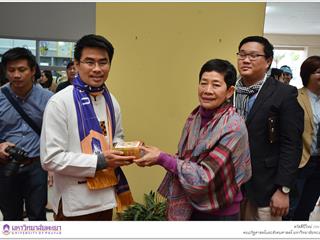 คณะผู้บริหารพร้อมด้วยบุคลากร,คณะรัฐศาสตร์และสังคมศาสตร์,มหาวิทยาลัยพะเยา,มอบกระเช้าผลไม้ของขวัญในเทศกาลปีใหม่