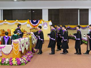 มหาวิทยาลัยพะเยา,จัดพิธีพระราชทานปริญญาบัตรแก่ผู้สำเร็จการศึกษาประจำปีการศึกษา,๒๕๕๙,,และพิธีเปิดพระบรมราชานุสาวรีย์สมเด็จพระนเรศวรมหาราชกับพิธีเปิดอาคารศูนย์การแพทย์และโรงพยาบาลมหาวิทยาลัยพะเยา