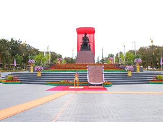 มหาวิทยาลัยพะเยา,จัดพิธีพระราชทานปริญญาบัตรแก่ผู้สำเร็จการศึกษาประจำปีการศึกษา,๒๕๕๙,,และพิธีเปิดพระบรมราชานุสาวรีย์สมเด็จพระนเรศวรมหาราชกับพิธีเปิดอาคารศูนย์การแพทย์และโรงพยาบาลมหาวิทยาลัยพะเยา