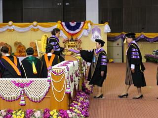 มหาวิทยาลัยพะเยา,จัดพิธีพระราชทานปริญญาบัตรแก่ผู้สำเร็จการศึกษาประจำปีการศึกษา,๒๕๕๙,,และพิธีเปิดพระบรมราชานุสาวรีย์สมเด็จพระนเรศวรมหาราชกับพิธีเปิดอาคารศูนย์การแพทย์และโรงพยาบาลมหาวิทยาลัยพะเยา