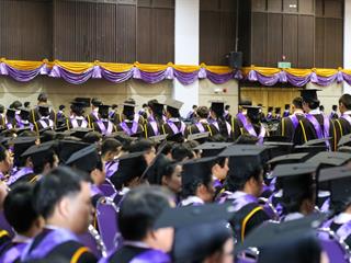 มหาวิทยาลัยพะเยา,จัดพิธีพระราชทานปริญญาบัตรแก่ผู้สำเร็จการศึกษาประจำปีการศึกษา,๒๕๕๙,,และพิธีเปิดพระบรมราชานุสาวรีย์สมเด็จพระนเรศวรมหาราชกับพิธีเปิดอาคารศูนย์การแพทย์และโรงพยาบาลมหาวิทยาลัยพะเยา
