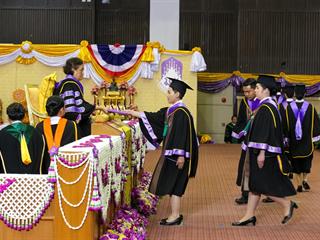มหาวิทยาลัยพะเยา,จัดพิธีพระราชทานปริญญาบัตรแก่ผู้สำเร็จการศึกษาประจำปีการศึกษา,๒๕๕๙,,และพิธีเปิดพระบรมราชานุสาวรีย์สมเด็จพระนเรศวรมหาราชกับพิธีเปิดอาคารศูนย์การแพทย์และโรงพยาบาลมหาวิทยาลัยพะเยา