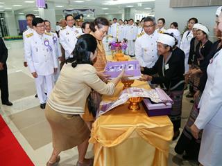 มหาวิทยาลัยพะเยา,จัดพิธีพระราชทานปริญญาบัตรแก่ผู้สำเร็จการศึกษาประจำปีการศึกษา,๒๕๕๙,,และพิธีเปิดพระบรมราชานุสาวรีย์สมเด็จพระนเรศวรมหาราชกับพิธีเปิดอาคารศูนย์การแพทย์และโรงพยาบาลมหาวิทยาลัยพะเยา