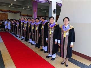 มหาวิทยาลัยพะเยา,จัดพิธีพระราชทานปริญญาบัตรแก่ผู้สำเร็จการศึกษาประจำปีการศึกษา,๒๕๕๙,,และพิธีเปิดพระบรมราชานุสาวรีย์สมเด็จพระนเรศวรมหาราชกับพิธีเปิดอาคารศูนย์การแพทย์และโรงพยาบาลมหาวิทยาลัยพะเยา