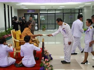 มหาวิทยาลัยพะเยา,จัดพิธีพระราชทานปริญญาบัตรแก่ผู้สำเร็จการศึกษาประจำปีการศึกษา,๒๕๕๙,,และพิธีเปิดพระบรมราชานุสาวรีย์สมเด็จพระนเรศวรมหาราชกับพิธีเปิดอาคารศูนย์การแพทย์และโรงพยาบาลมหาวิทยาลัยพะเยา