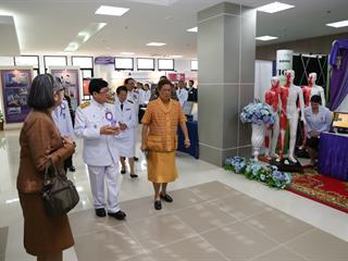 มหาวิทยาลัยพะเยา,จัดพิธีพระราชทานปริญญาบัตรแก่ผู้สำเร็จการศึกษาประจำปีการศึกษา,๒๕๕๙,,และพิธีเปิดพระบรมราชานุสาวรีย์สมเด็จพระนเรศวรมหาราชกับพิธีเปิดอาคารศูนย์การแพทย์และโรงพยาบาลมหาวิทยาลัยพะเยา