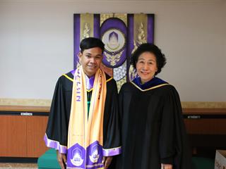 อธิการบดีมอบรางวัลให้กับบัณฑิตมหาวิทยาลัยพะเยา,,หลักสูตรควบระดับปริญญาตรี,2,ปริญญา,ที่สำเร็จการศึกษา,ปีการศึกษา,2559,,และได้รับปริญญาเกียรตินิยมอันดับ,1,ทั้ง,2,ปริญญา,รวมทั้ง,นิสิตกัมพูชา,,ทุนพระราชทานสมเด็จพระเทพรัตนราชสุดา,ฯ,สยามบรมราชกุมารี,,โครงการพระราชทานความช่วยเหลือแก่ราชอาณาจักรกัมพูชา,(ด้านการศึกษา),รุ่นที่,2,