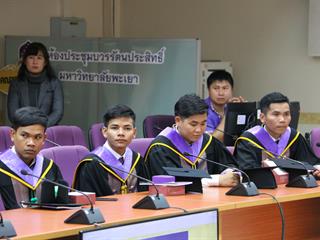 อธิการบดีมอบรางวัลให้กับบัณฑิตมหาวิทยาลัยพะเยา,,หลักสูตรควบระดับปริญญาตรี,2,ปริญญา,ที่สำเร็จการศึกษา,ปีการศึกษา,2559,,และได้รับปริญญาเกียรตินิยมอันดับ,1,ทั้ง,2,ปริญญา,รวมทั้ง,นิสิตกัมพูชา,,ทุนพระราชทานสมเด็จพระเทพรัตนราชสุดา,ฯ,สยามบรมราชกุมารี,,โครงการพระราชทานความช่วยเหลือแก่ราชอาณาจักรกัมพูชา,(ด้านการศึกษา),รุ่นที่,2,
