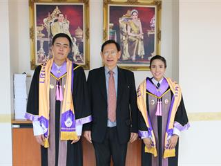 อธิการบดีมอบรางวัลให้กับบัณฑิตมหาวิทยาลัยพะเยา,,หลักสูตรควบระดับปริญญาตรี,2,ปริญญา,ที่สำเร็จการศึกษา,ปีการศึกษา,2559,,และได้รับปริญญาเกียรตินิยมอันดับ,1,ทั้ง,2,ปริญญา,รวมทั้ง,นิสิตกัมพูชา,,ทุนพระราชทานสมเด็จพระเทพรัตนราชสุดา,ฯ,สยามบรมราชกุมารี,,โครงการพระราชทานความช่วยเหลือแก่ราชอาณาจักรกัมพูชา,(ด้านการศึกษา),รุ่นที่,2,