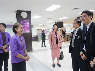 คณะที่ปรึกษากรรมการประเมินและผู้แทนจากสำนักงานปลัดกระทรวงวิทยาศาสตร์และเทคโนโลยี,เข้าเยี่ยมชมศูนย์บรรณสารและสื่อการศึกษา,มหาวิทยาลัยพะเยา