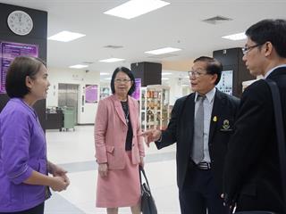 คณะที่ปรึกษากรรมการประเมินและผู้แทนจากสำนักงานปลัดกระทรวงวิทยาศาสตร์และเทคโนโลยี,เข้าเยี่ยมชมศูนย์บรรณสารและสื่อการศึกษา,มหาวิทยาลัยพะเยา