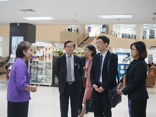 คณะที่ปรึกษากรรมการประเมินและผู้แทนจากสำนักงานปลัดกระทรวงวิทยาศาสตร์และเทคโนโลยี,เข้าเยี่ยมชมศูนย์บรรณสารและสื่อการศึกษา,มหาวิทยาลัยพะเยา