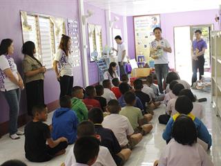 มหาวิทยาลัยพะเยา,ลงพื้นที่ช่วยจัดห้องสมุดห้องสมุดโรงเรียนตำรวจตระเวนชายแดนเบ็ตตี้ดูเมน,อำเภอปง,จังหวัดพะเยา