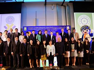 รองคณบดีฝ่ายวิจัย,คณะศิลปศาสตร์,มหาวิทยาลัยพะเยา,เข้ารับรางวัลผลงานวิจัยระดับดี,กับพลอากาศเอก,ประจิน,จั่นตอง,รองนายกรัฐมนตรี