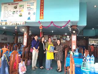 สาขาวิชาภาษาฝรั่งเศส,คณะศิลปศาสตร์,มหาวิทยาลัยพะเยา,ลงพื้นที่แจกเมนูอาหารเหนือภาษาฝรั่งเศส,แก่ผู้ประกอบการร้านอาหารริมกว๊านพะเยา