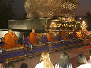 มหาวิทยาลัยพะเยา,จัดพิธีเวียนเทียนพระพุทธภุชคารักษ์,พระพุทธรูปประจำมหาวิทยาลัยพะเยา,เนื่องในวันมาฆบูชา