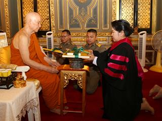 เมื่อวันศุกร์,ที่,2,มีนาคม,2561,สภามหาวิทยาลัยพะเยา,ผู้บริหารและเจ้าหน้าที่,มหาวิทยาลัยพะเยา,เข้าเฝ้าทูลถวายปริญญาการศึกษาดุษฎีบัณฑิตกิตติมศักดิ์,ประจำปีการศึกษา,2559,เจ้าพระคุณ,สมเด็จพระอริยวงศาคตญาณ,สมเด็จพระสังฆราช,สกลมหาสังฆปริณายก,(อัมพร,อัมพโร)