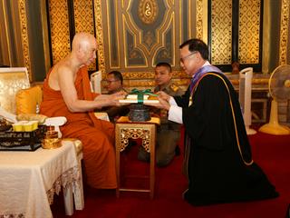 เมื่อวันศุกร์,ที่,2,มีนาคม,2561,สภามหาวิทยาลัยพะเยา,ผู้บริหารและเจ้าหน้าที่,มหาวิทยาลัยพะเยา,เข้าเฝ้าทูลถวายปริญญาการศึกษาดุษฎีบัณฑิตกิตติมศักดิ์,ประจำปีการศึกษา,2559,เจ้าพระคุณ,สมเด็จพระอริยวงศาคตญาณ,สมเด็จพระสังฆราช,สกลมหาสังฆปริณายก,(อัมพร,อัมพโร)