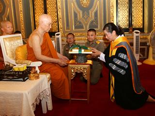เมื่อวันศุกร์,ที่,2,มีนาคม,2561,สภามหาวิทยาลัยพะเยา,ผู้บริหารและเจ้าหน้าที่,มหาวิทยาลัยพะเยา,เข้าเฝ้าทูลถวายปริญญาการศึกษาดุษฎีบัณฑิตกิตติมศักดิ์,ประจำปีการศึกษา,2559,เจ้าพระคุณ,สมเด็จพระอริยวงศาคตญาณ,สมเด็จพระสังฆราช,สกลมหาสังฆปริณายก,(อัมพร,อัมพโร)