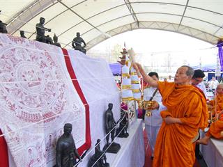 มหาวิทยาลัยพะเยา,โดยคณะกรรมการดำเนินการจัดสร้างพระบรมรูปสมเด็จพระนเรศวรมหาราช(จำลอง)และเหรียญสมเด็จพระนเรศวรมหาราช,ได้จัดพิธีมังคลาภิเษกพระบรมรูป,ฯ,และเหรียญสมเด็จพระนเรศวรมหาราช,ณ,ลานพระบรมราชานุสาวรีย์สมเด็จพระนเรศวรมหาราช,มหาวิทยาลัยพะเยา,