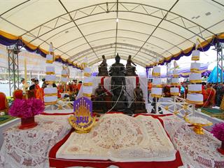 มหาวิทยาลัยพะเยา,โดยคณะกรรมการดำเนินการจัดสร้างพระบรมรูปสมเด็จพระนเรศวรมหาราช(จำลอง)และเหรียญสมเด็จพระนเรศวรมหาราช,ได้จัดพิธีมังคลาภิเษกพระบรมรูป,ฯ,และเหรียญสมเด็จพระนเรศวรมหาราช,ณ,ลานพระบรมราชานุสาวรีย์สมเด็จพระนเรศวรมหาราช,มหาวิทยาลัยพะเยา,