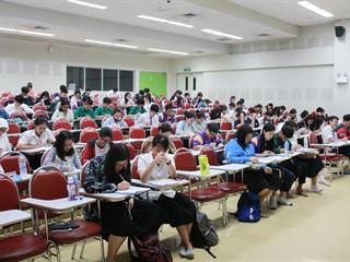 ศูนย์ภาษา,คณะศิลปศาสตร์,มหาวิทยาลัยพะเยา,จัดติวข้อสอบให้บุคลากรและนิสิตก่อนสอบชิงทุนมหาวิทยาลัยไปประเทศอังกฤษ