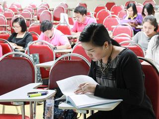 ศูนย์ภาษา,คณะศิลปศาสตร์,มหาวิทยาลัยพะเยา,จัดติวข้อสอบให้บุคลากรและนิสิตก่อนสอบชิงทุนมหาวิทยาลัยไปประเทศอังกฤษ