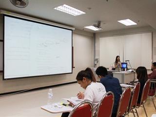 ศูนย์ภาษา,คณะศิลปศาสตร์,มหาวิทยาลัยพะเยา,จัดติวข้อสอบให้บุคลากรและนิสิตก่อนสอบชิงทุนมหาวิทยาลัยไปประเทศอังกฤษ