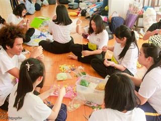 นิสิตคณะศิลปศาสตร์,มหาวิทยาลัยพะเยา,เข้าค่ายส่งเสริมคุณธรรมจริยธรรมและทำนุบำรุงศิลปวัฒนธรรม,ณ,วัดพระธาตุจอมทอง