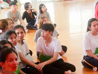 นิสิตคณะศิลปศาสตร์,มหาวิทยาลัยพะเยา,เข้าค่ายส่งเสริมคุณธรรมจริยธรรมและทำนุบำรุงศิลปวัฒนธรรม,ณ,วัดพระธาตุจอมทอง
