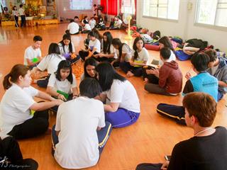 นิสิตคณะศิลปศาสตร์,มหาวิทยาลัยพะเยา,เข้าค่ายส่งเสริมคุณธรรมจริยธรรมและทำนุบำรุงศิลปวัฒนธรรม,ณ,วัดพระธาตุจอมทอง
