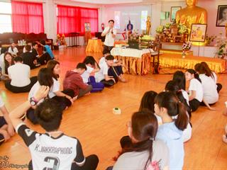 นิสิตคณะศิลปศาสตร์,มหาวิทยาลัยพะเยา,เข้าค่ายส่งเสริมคุณธรรมจริยธรรมและทำนุบำรุงศิลปวัฒนธรรม,ณ,วัดพระธาตุจอมทอง
