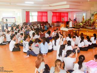 นิสิตคณะศิลปศาสตร์,มหาวิทยาลัยพะเยา,เข้าค่ายส่งเสริมคุณธรรมจริยธรรมและทำนุบำรุงศิลปวัฒนธรรม,ณ,วัดพระธาตุจอมทอง