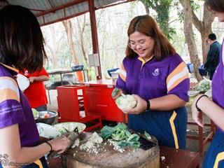 นิสิตคณะศิลปศาสตร์,มหาวิทยาลัยพะเยา,เข้าค่ายส่งเสริมคุณธรรมจริยธรรมและทำนุบำรุงศิลปวัฒนธรรม,ณ,วัดพระธาตุจอมทอง