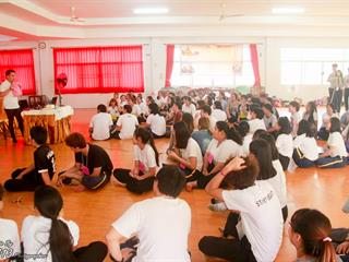 นิสิตคณะศิลปศาสตร์,มหาวิทยาลัยพะเยา,เข้าค่ายส่งเสริมคุณธรรมจริยธรรมและทำนุบำรุงศิลปวัฒนธรรม,ณ,วัดพระธาตุจอมทอง