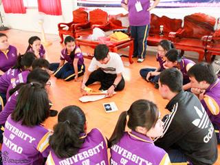 นิสิตคณะศิลปศาสตร์,มหาวิทยาลัยพะเยา,เข้าค่ายส่งเสริมคุณธรรมจริยธรรมและทำนุบำรุงศิลปวัฒนธรรม,ณ,วัดพระธาตุจอมทอง