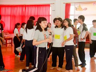 นิสิตคณะศิลปศาสตร์,มหาวิทยาลัยพะเยา,เข้าค่ายส่งเสริมคุณธรรมจริยธรรมและทำนุบำรุงศิลปวัฒนธรรม,ณ,วัดพระธาตุจอมทอง