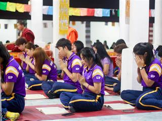 นิสิตคณะศิลปศาสตร์,มหาวิทยาลัยพะเยา,เข้าค่ายส่งเสริมคุณธรรมจริยธรรมและทำนุบำรุงศิลปวัฒนธรรม,ณ,วัดพระธาตุจอมทอง