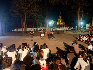 นิสิตคณะศิลปศาสตร์,มหาวิทยาลัยพะเยา,เข้าค่ายส่งเสริมคุณธรรมจริยธรรมและทำนุบำรุงศิลปวัฒนธรรม,ณ,วัดพระธาตุจอมทอง