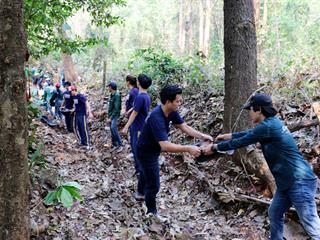 บุคลากรและนิสิตจิตอาสามหาวิทยาลัยพะเยา,จับมือรวมใจเป็นหนึ่ง,สร้างฝายกั้นน้ำ,สร้างประโยชน์เพื่อชุมชน