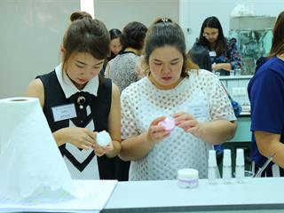 มหาวิทยาลัยพะเยา,ร่วมกับ,บริษัท,วันรัต,(หน่ำเซียน),จำกัด,จัดกิจกรรมเชิงปฏิบัติการภายใต้โครงการอบรมเชิงปฏิบัติการ,การพัฒนาผลิตภัณฑ์เครื่องสำอาง,หลักสูตร,“การเตรียมผลิตภัณฑ์เครื่องสำอางบำรุงผิว,ผลิตภัณฑ์ทำความสะอาด,และน้ำหอม,เพื่อการต่อยอดทางธุรกิจ,รุ่น,2”