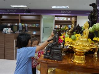 ขอเชิญบุคลากร,นิสิต,มหาวิทยาลัยพะเยา,และผู้ใช้บริการ,ร่วมสรงน้ำพระ