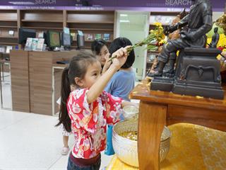 ขอเชิญบุคลากร,นิสิต,มหาวิทยาลัยพะเยา,และผู้ใช้บริการ,ร่วมสรงน้ำพระ