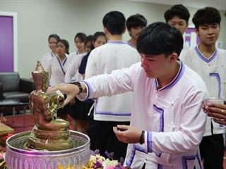 หน่วยกิจการนิสิตและทำนุบำรุงศิลปวัฒนธรรม,ร่วมกับสโมสรนิสิตคณะรัฐศาสตร์และสังคมศาสตร์,มหาวิทยาลัยพะเยา,ดำเนินโครงการสระเกล้าดำหัว,ป๋าเวณีปี๋ใหม่เมือง,ประจำปีการศึกษา,2561