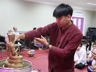 หน่วยกิจการนิสิตและทำนุบำรุงศิลปวัฒนธรรม,ร่วมกับสโมสรนิสิตคณะรัฐศาสตร์และสังคมศาสตร์,มหาวิทยาลัยพะเยา,ดำเนินโครงการสระเกล้าดำหัว,ป๋าเวณีปี๋ใหม่เมือง,ประจำปีการศึกษา,2561