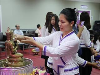 หน่วยกิจการนิสิตและทำนุบำรุงศิลปวัฒนธรรม,ร่วมกับสโมสรนิสิตคณะรัฐศาสตร์และสังคมศาสตร์,มหาวิทยาลัยพะเยา,ดำเนินโครงการสระเกล้าดำหัว,ป๋าเวณีปี๋ใหม่เมือง,ประจำปีการศึกษา,2561